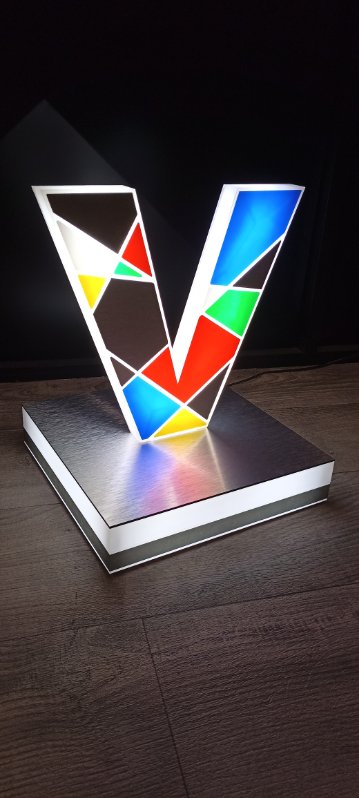 Lettre lumineuse sculpturale multicolore